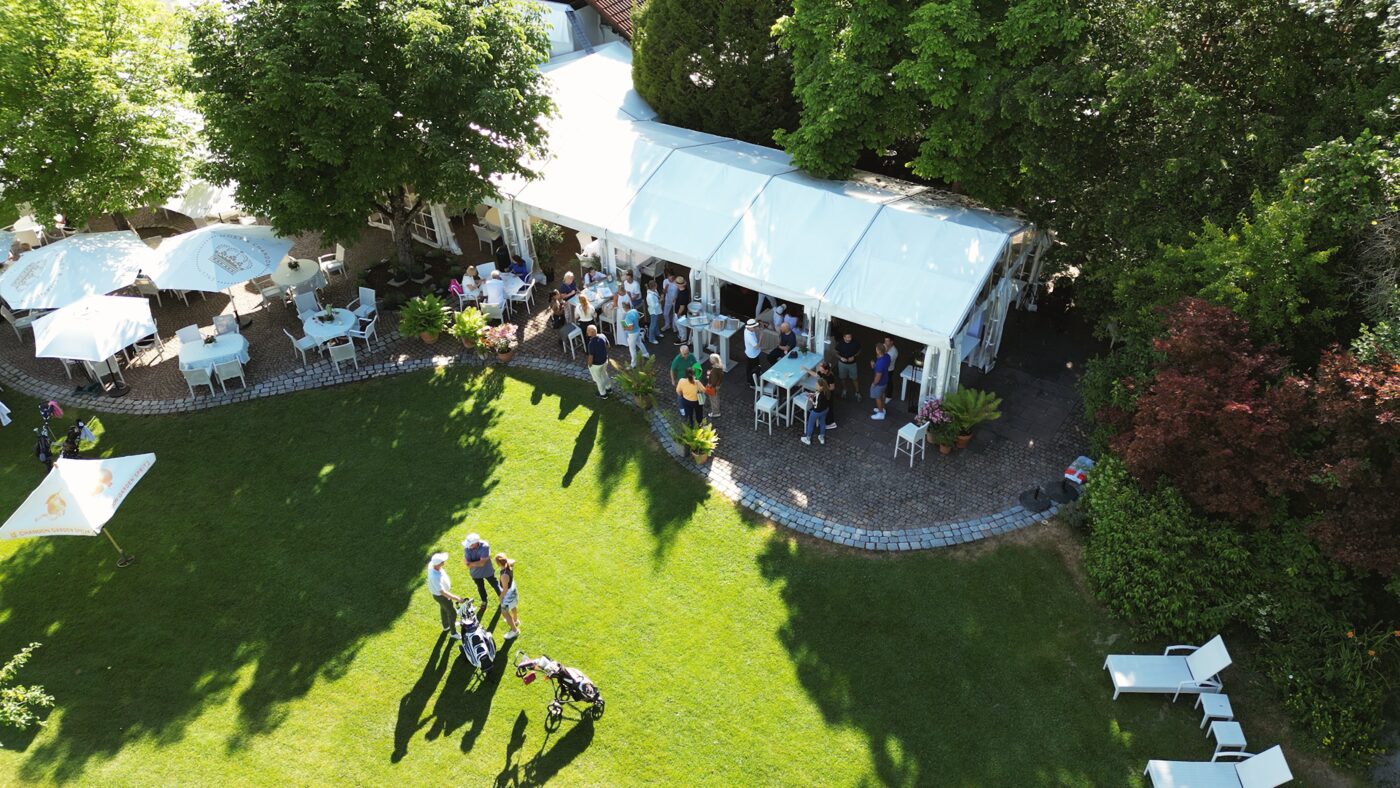 Blick von oben auf Zelt und Terrasse